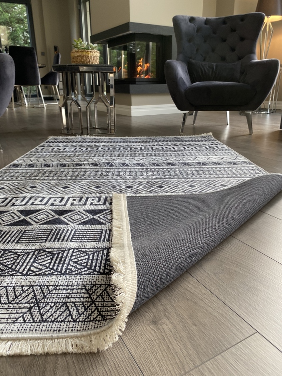 This printed velvet cloth weaving base rug has a soft texture, and a bold and stylish design