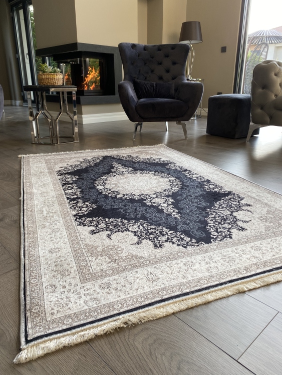 This printed velvet cloth weaving base rug has a soft texture, and a bold and stylish design