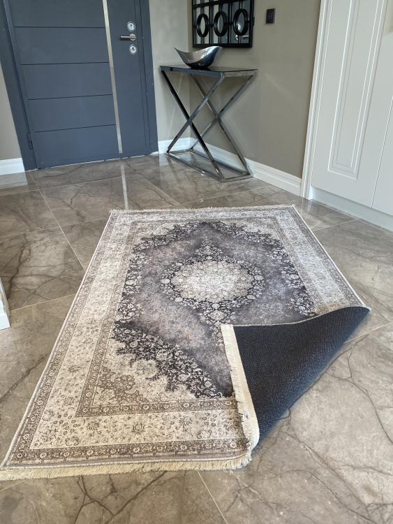 This printed velvet cloth weaving base rug has a soft texture, and a bold and stylish design