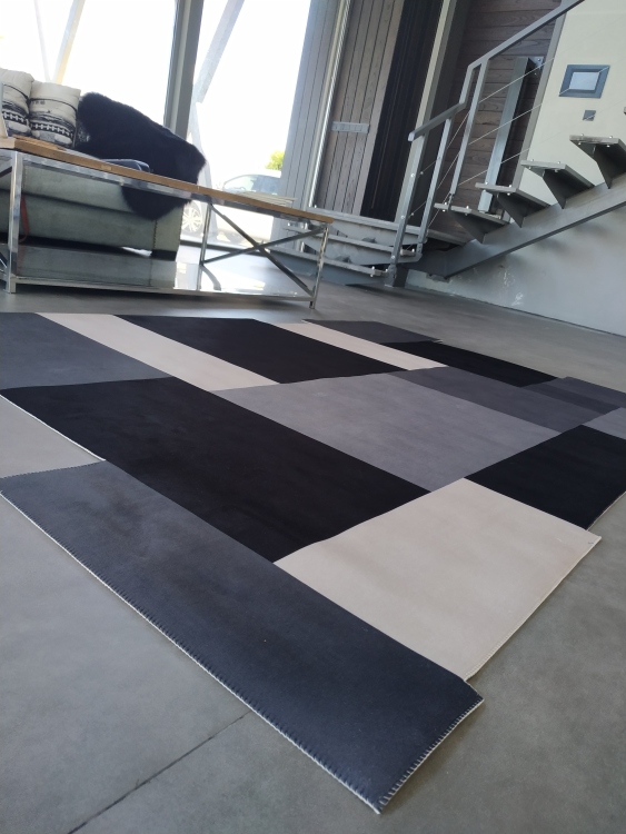 Printed velvet rug
