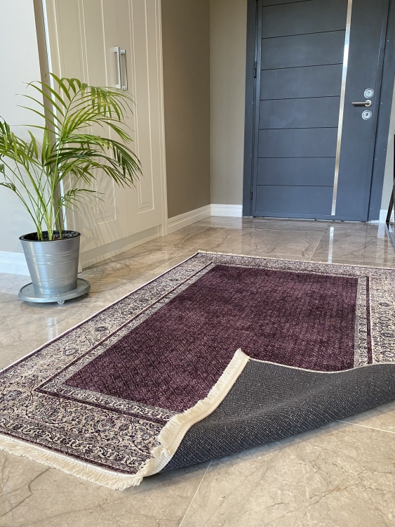 This printed velvet cloth weaving base rug has a soft texture, and a bold and stylish design