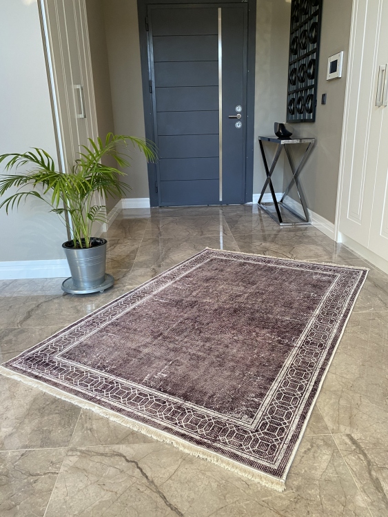 This printed velvet cloth weaving base rug has a soft texture, and a bold and stylish design