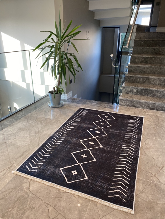This printed velvet cloth weaving base rug has a soft texture, and a bold and stylish design