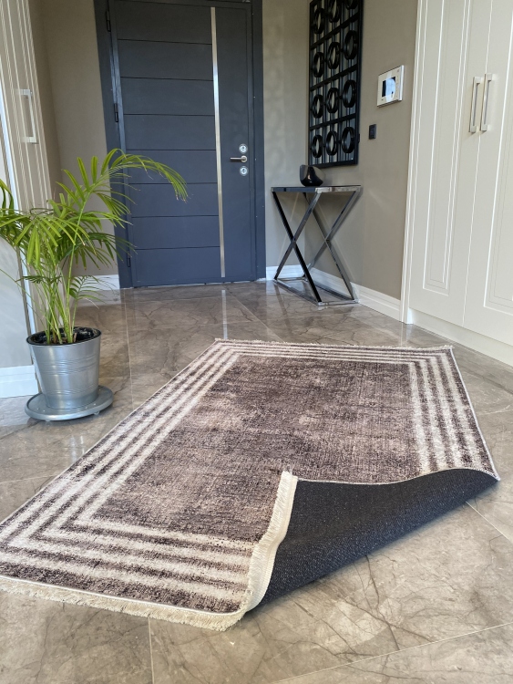 This printed velvet cloth weaving base rug has a soft texture, and a bold and stylish design
