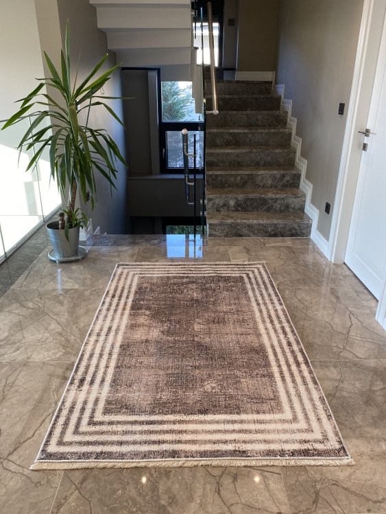 This printed velvet cloth weaving base rug has a soft texture, and a bold and stylish design