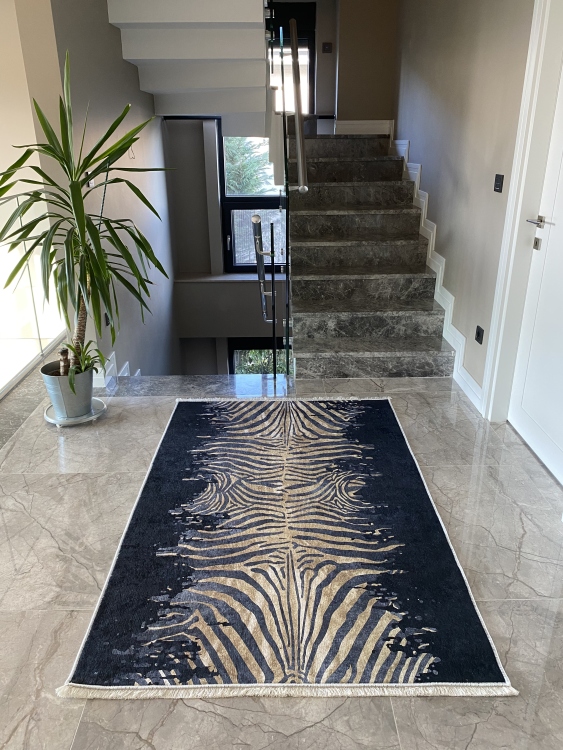 This printed velvet cloth weaving base rug has a soft texture, and a bold and stylish design