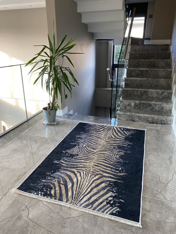 This printed velvet cloth weaving base rug has a soft texture, and a bold and stylish design