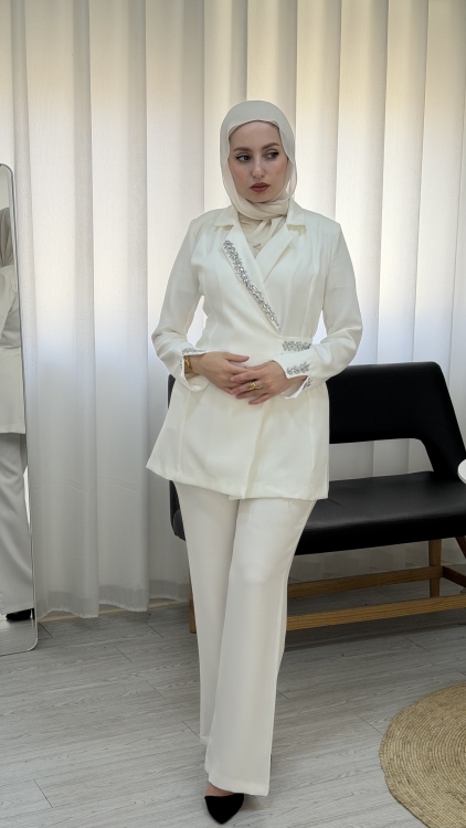 طقم ساره باللون الابيض
