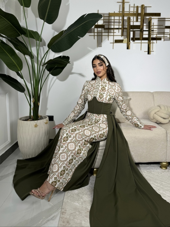 (ثوب الملكة )Queen-style henna dress with a long train