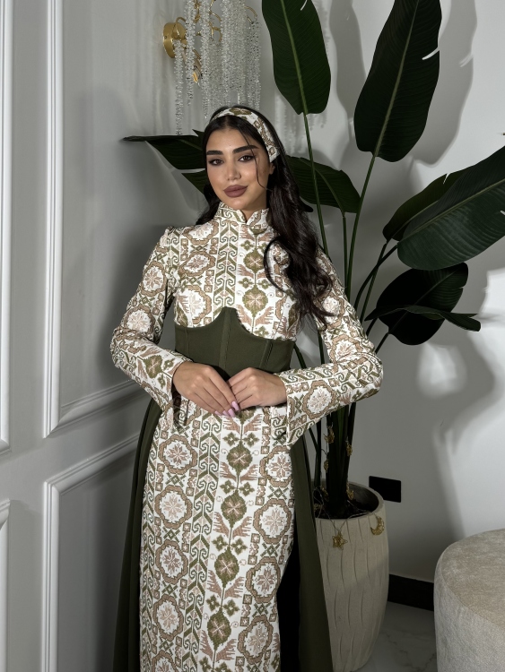 (ثوب الملكة )Queen-style henna dress with a long train