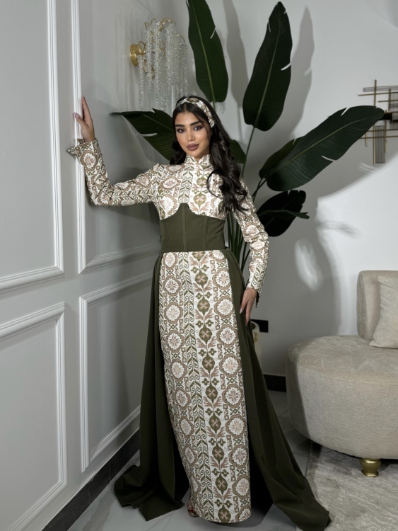 (ثوب الملكة )Queen-style henna dress with a long train