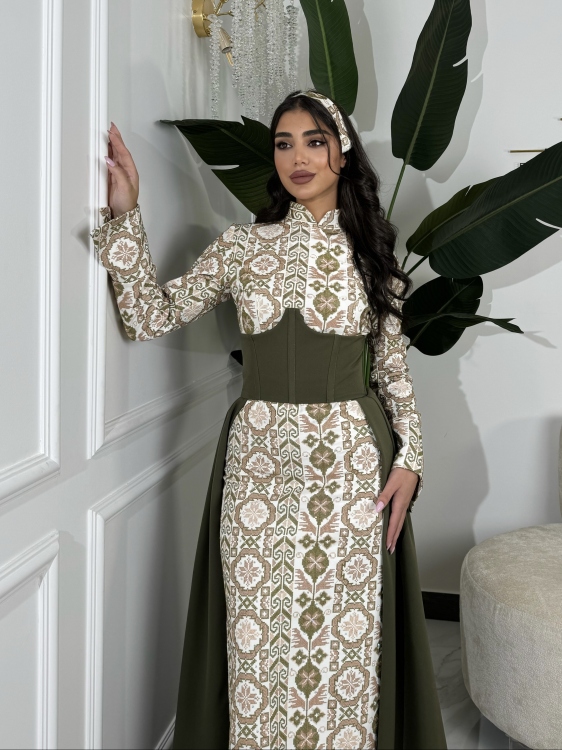 (ثوب الملكة )Queen-style henna dress with a long train