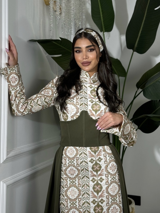 (ثوب الملكة )Queen-style henna dress with a long train