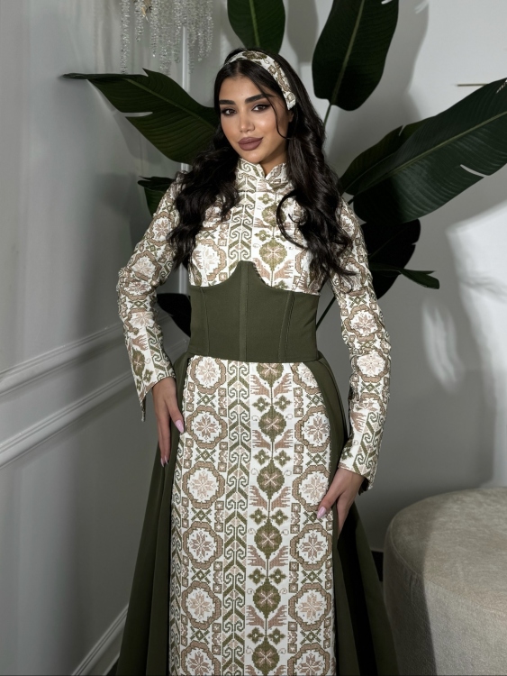 (ثوب الملكة )Queen-style henna dress with a long train