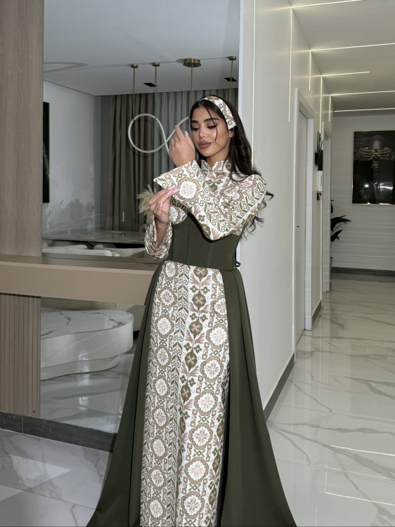 (ثوب الملكة )Queen-style henna dress with a long train