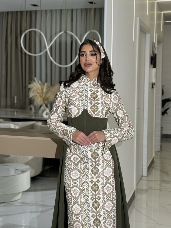 (ثوب الملكة )Queen-style henna dress with a long train