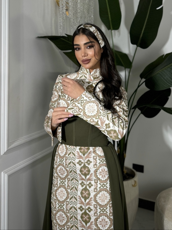 (ثوب الملكة )Queen-style henna dress with a long train