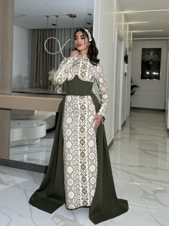 (ثوب الملكة )Queen-style henna dress with a long train