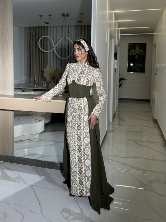 (ثوب الملكة )Queen-style henna dress with a long train