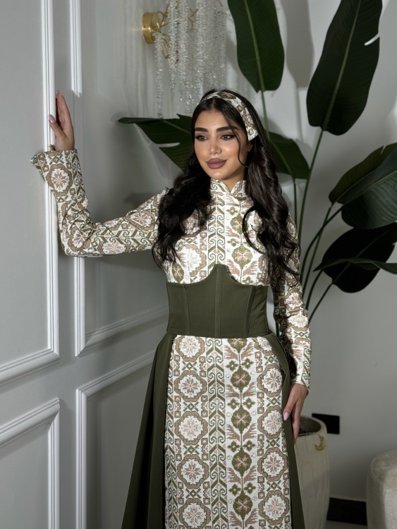 (ثوب الملكة )Queen-style henna dress with a long train