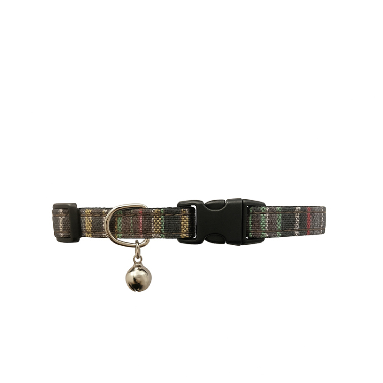 طوق قطط كلاسيكي بخطوط متعددة الألوان وجرس فضي