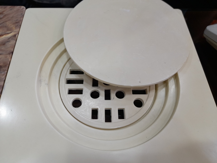 مصفايه بلاستك ثقيله مربعه 20 سم صيني