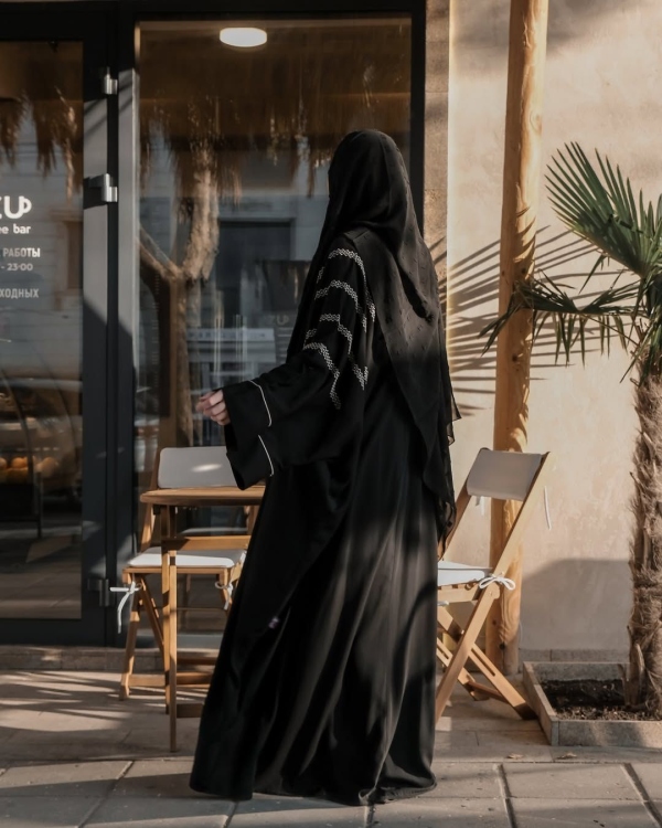عباية خليجية بتطريز سكّري فاخر - قماش كريب برلنتا 