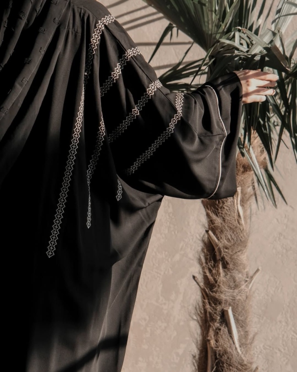عباية خليجية بتطريز سكّري فاخر - قماش كريب برلنتا 