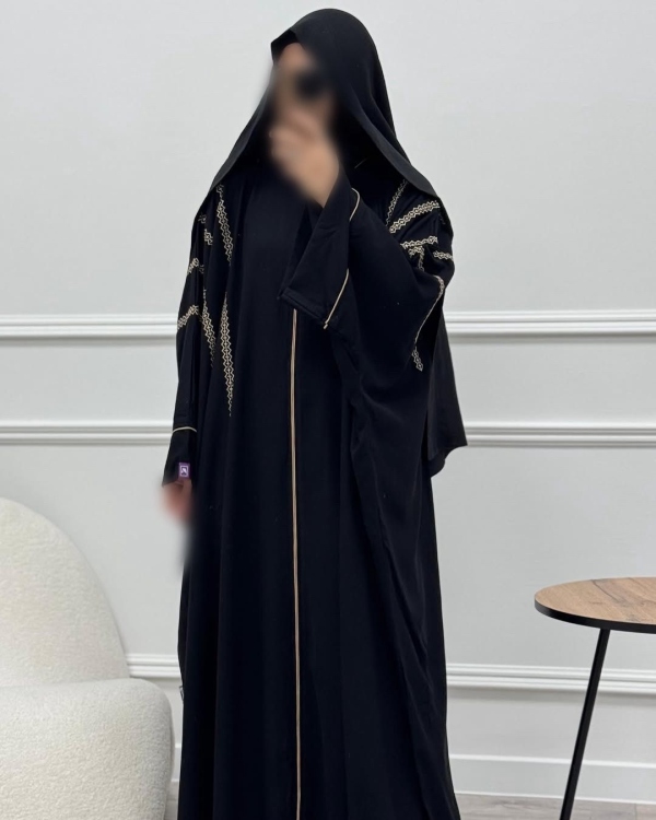 عباية خليجية بتطريز سكّري فاخر - قماش كريب برلنتا 