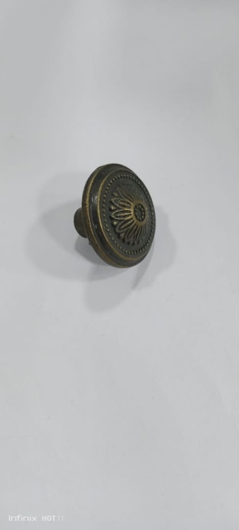 زر صندوق تحف برونز