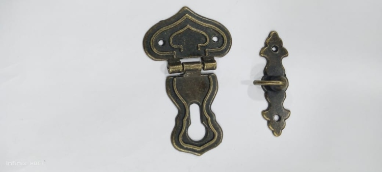 دلايه صندوق تحف ثقيله شكل سهم برونز