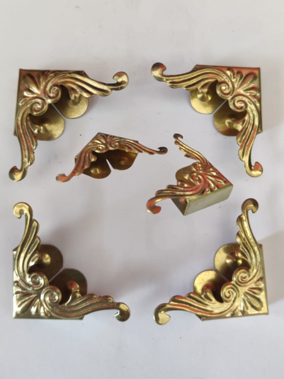 زاويه براويز ذهبي