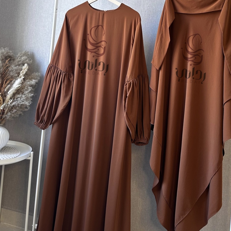 طقم شرعي مكون من (حجاب طبقتين من الخلف وفستان مزود  بسحاب مخفي من الخلف) 