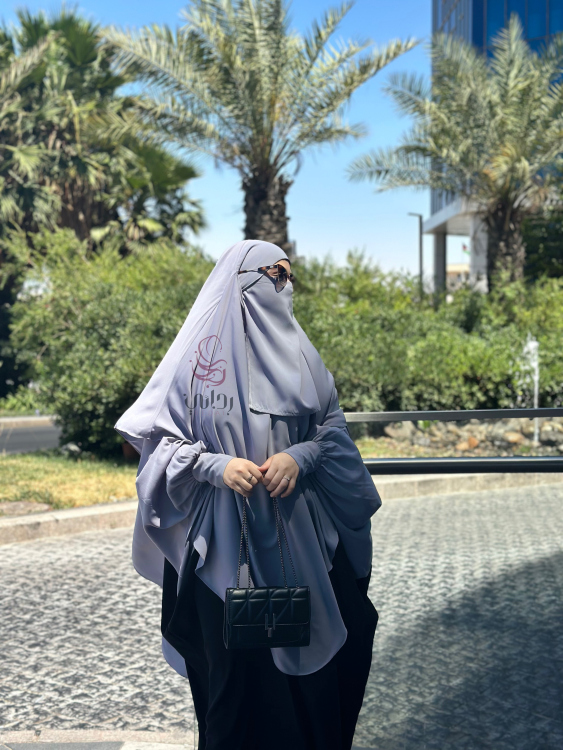 فستان وإسدال بطبقة واحدة مميّز وعملي 