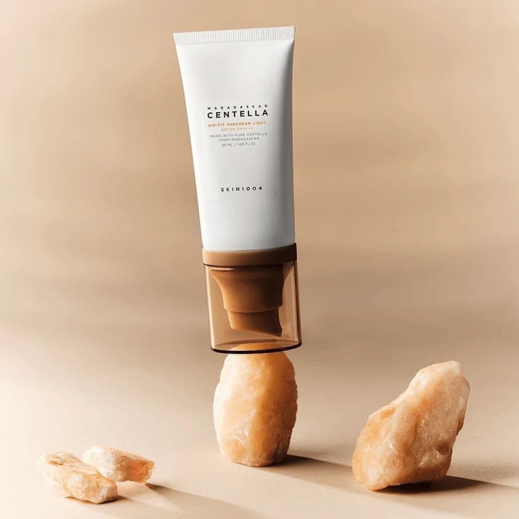 Skin1004 CENTELLA AIR-FIT SUNCREAM LIGHT  SPF30 PA++++ واقي شمس فيزيائي بالسنتيالا