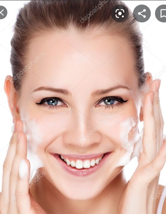 Cleansers Glow Essentials Face Wash with Vitamins E & B3 125 ML 43908