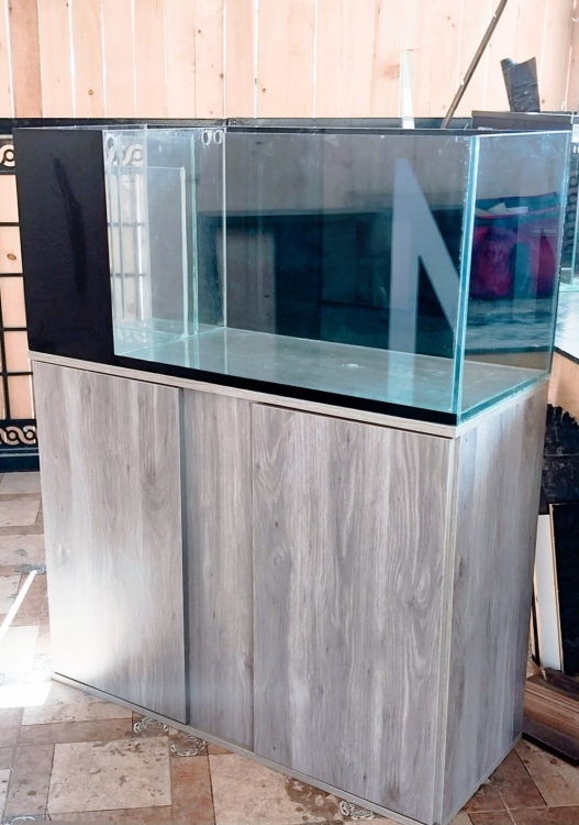 حوض سمك تفصيل مع قاعدة