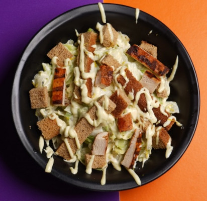 سلطة سيزر مع دجاج