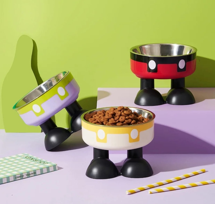 وعاء طعام للحيوانات الأليفة بأرجل مرتفعة.