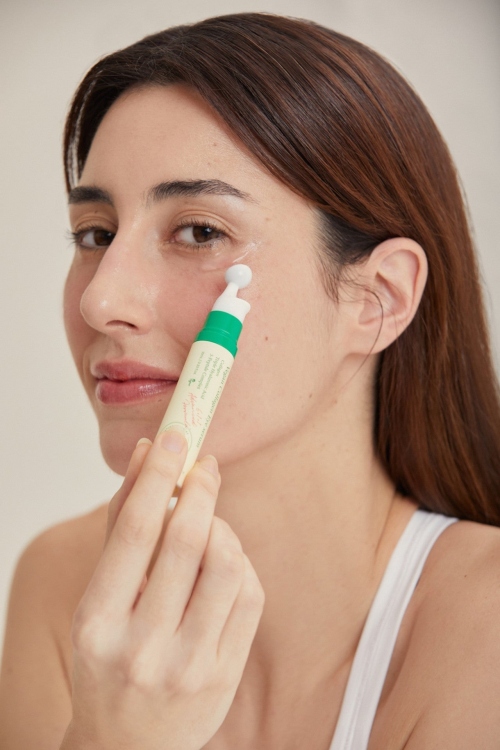 سيروم  العين بالكولاجين النباتي من أكسيس-واي هو الحل الأمثل لمكافحة التجاعيد والانتفاخات والهالات السوداء