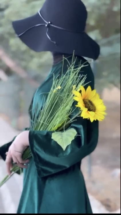 فستان  مخمل زيتي بقصة مميزه 
