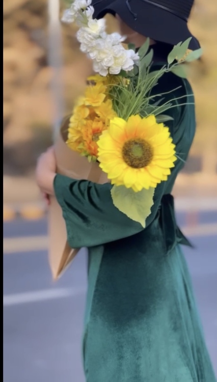 فستان  مخمل زيتي بقصة مميزه 