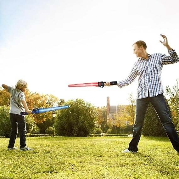 لعبة سيف ضوئي قابل للسحب وقابل لإعادة الشحن عبر USB