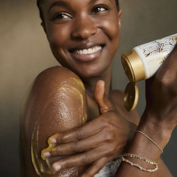 Milk & Honey Gold Smoothing Sugar Scrub 200ML       46969