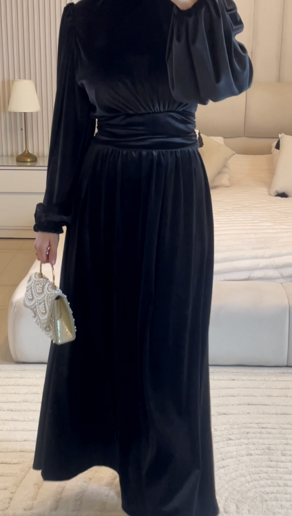 فستان فايا مخمل باللون الاسود 