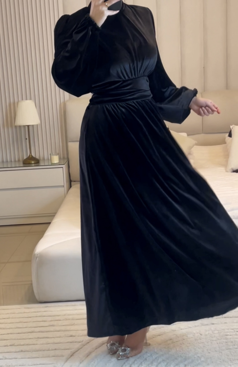 فستان فايا مخمل باللون الاسود 