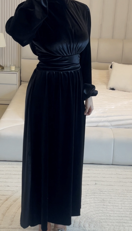 فستان فايا مخمل باللون الاسود 