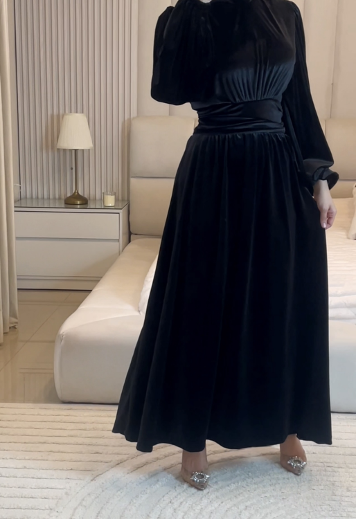 فستان فايا مخمل باللون الاسود 