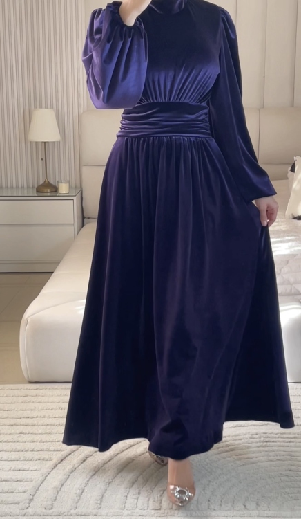 فستان فايا  مخمل باللون النهدي