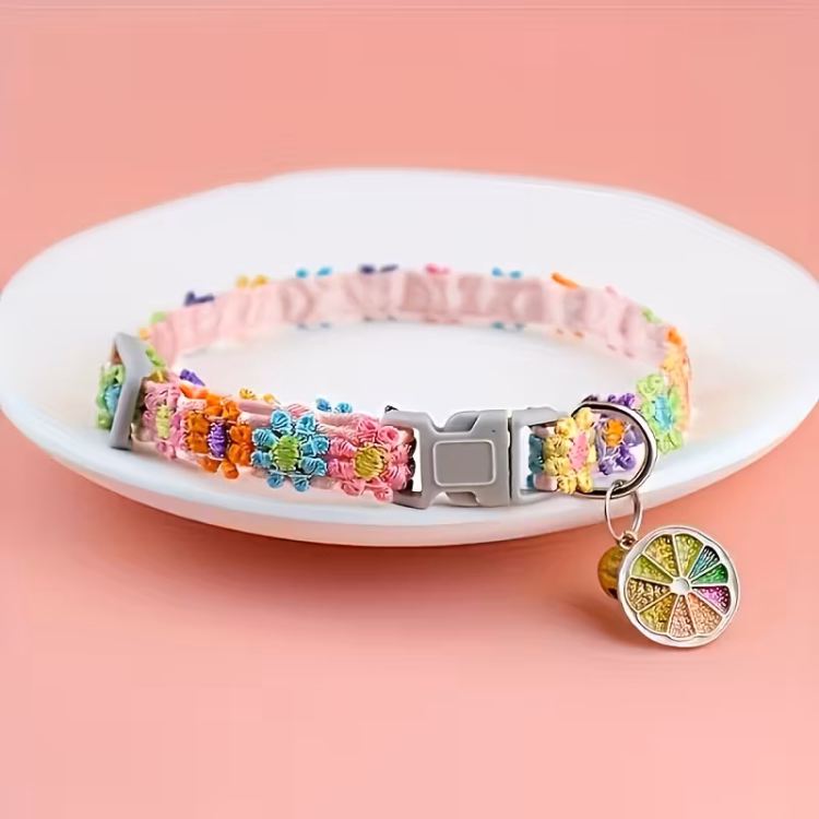 طوق ملون مع ورود الدانتيل بشكل لطيف 